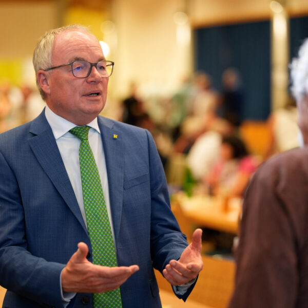 Großes Interesse an den Themen der Dorf- & Stadterneuerung zeigten die Vertreter der Gemeinde und und Vereine im Industrieviertel. die zum Stammtisch nach Reisenberg gekommen waren.