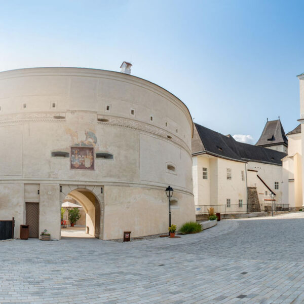 Kirchenplatz und Barbakane_©️Christoph Kerschbaum in Pöggstall