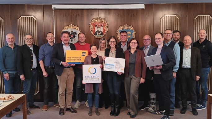 Kleinregionssprecher Bürgermeister Werner Krammer (Waidhofen/Ybbs) mit Standortbürgermeister Thomas Raidl (Sonntagberg), Gemeindevertreterinnen und -vertretern der Kleinregion sowie Regionalberater Clemens Griessenberger und Regionalberaterin Sarah Kühr von der NÖ Dorf- und Stadterneuerung