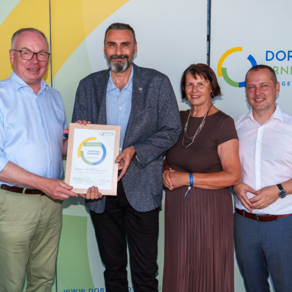 Im Rahmen der Veranstaltung wurden zudem die erfolgreichen Absolventen des Lehrgangs 2026 der Dorf- & Stadterneuerung ausgezeichnet. diese haben sich in vier Modulen intensiv mit dem Thema “Digitalisierung strategisch weiterdenken” beschäftigt, und werden das daraus erworbene Wissen nun in ihren Heimatgemeinden anwenden.