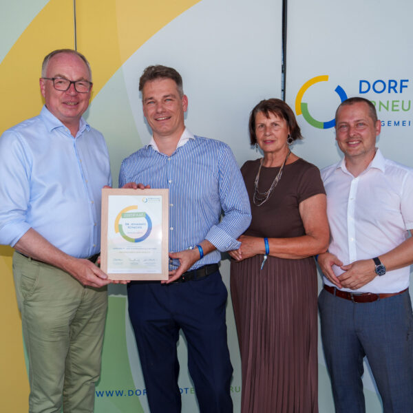 Im Rahmen der Veranstaltung wurden zudem die erfolgreichen Absolventen des Lehrgangs 2026 der Dorf- & Stadterneuerung ausgezeichnet. diese haben sich in vier Modulen intensiv mit dem Thema “Digitalisierung strategisch weiterdenken” beschäftigt, und werden das daraus erworbene Wissen nun in ihren Heimatgemeinden anwenden.