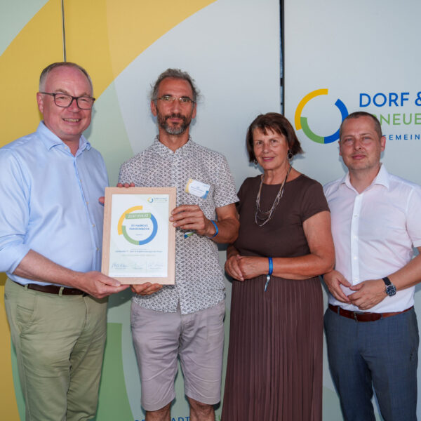 Im Rahmen der Veranstaltung wurden zudem die erfolgreichen Absolventen des Lehrgangs 2026 der Dorf- & Stadterneuerung ausgezeichnet. diese haben sich in vier Modulen intensiv mit dem Thema “Digitalisierung strategisch weiterdenken” beschäftigt, und werden das daraus erworbene Wissen nun in ihren Heimatgemeinden anwenden.