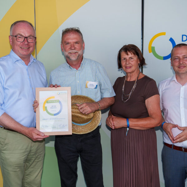 Im Rahmen der Veranstaltung wurden zudem die erfolgreichen Absolventen des Lehrgangs 2026 der Dorf- & Stadterneuerung ausgezeichnet. diese haben sich in vier Modulen intensiv mit dem Thema “Digitalisierung strategisch weiterdenken” beschäftigt, und werden das daraus erworbene Wissen nun in ihren Heimatgemeinden anwenden.