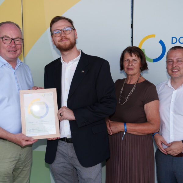 Im Rahmen der Veranstaltung wurden zudem die erfolgreichen Absolventen des Lehrgangs 2026 der Dorf- & Stadterneuerung ausgezeichnet. diese haben sich in vier Modulen intensiv mit dem Thema “Digitalisierung strategisch weiterdenken” beschäftigt, und werden das daraus erworbene Wissen nun in ihren Heimatgemeinden anwenden.