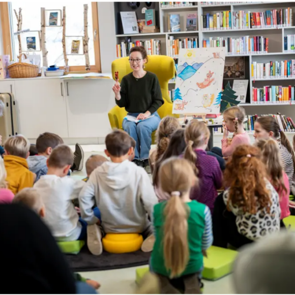 Vorlesestunde in der neuen Bibliothek in Markersdorf-Haindorf