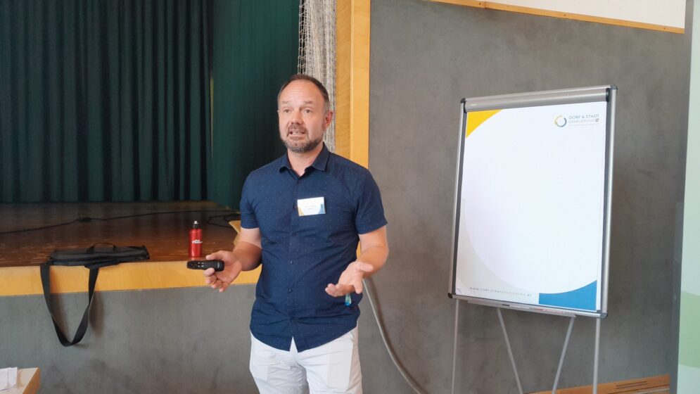 Bürgermeister Harald Lechner in der Dorfwerkstatt zum Thema Ortskernentwicklung