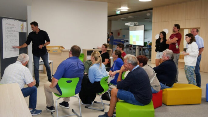 Gemeinsam mit der Dorf- und Stadterneuerung wurden in Asperhofen die Bürgerinnen und Bürger eingeladen, Ihre Gedanken zu neuen Nutzungsmöglichkeiten am Standort der ehemaligen Volksschule auszutauschen.