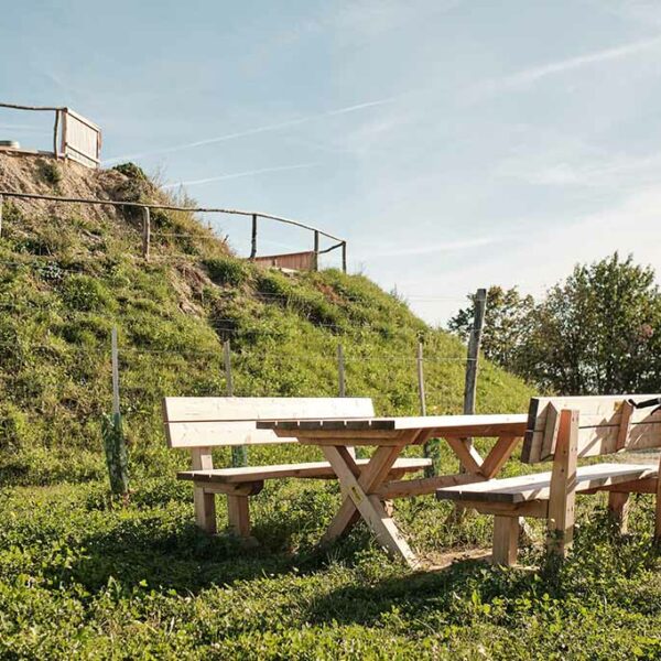 Sitzgarnitur mit schneckenförmigem Aufgang zur Aussichtsplattform