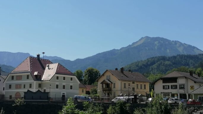 Die liebevolle Renovierung des Rathauses ist weit mehr als eine bauliche Maßnahme – sie ist ein Zeichen der Wertschätzung gegenüber dem kulturellen Erbe.