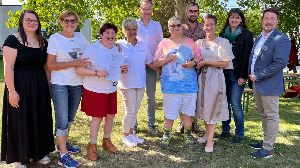 Das "Fest der Kleinregion Südliches Weinviertel“ steht ganz im Zeichen von Gemeinschaft, Regionalität, Musik, Kulinarik und Tradition und bietet eine Plattform, um die Verbundenheit der Gemeinden zu stärken, regionale Vereine und Betriebe sichtbar zu machen und die Vielfalt des südlichen Weinviertels zu präsentieren.