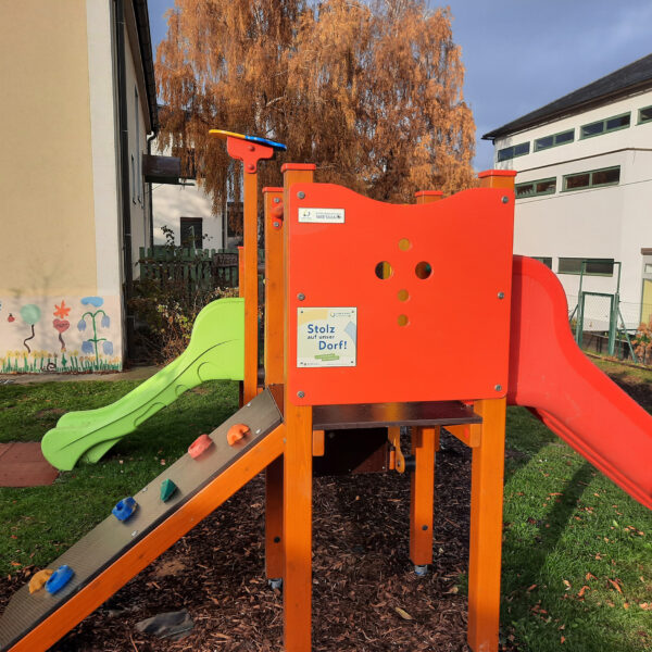 der orange Spieleturm am Kinderspielplatz Wiesmath