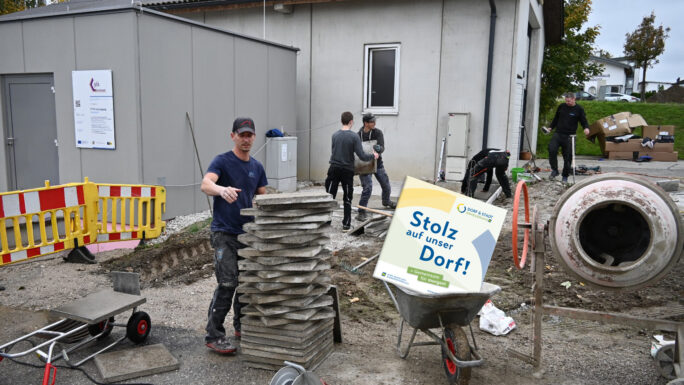 Mitglieder des Vereins Viehdorf aktiv beim Arbeiten