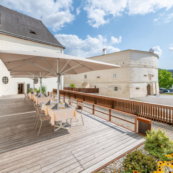 Schloss Pöggstall mit dem Basteigarten