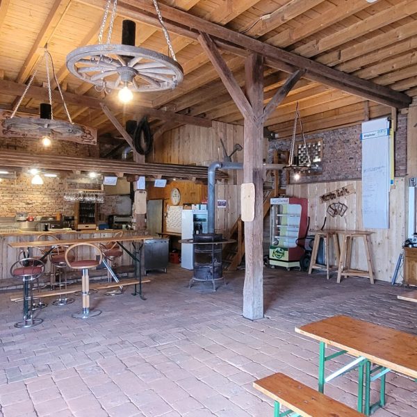 Unter großem Einsatz der örtlichen Bevölkerung wurde der Umbau vorgenommen.