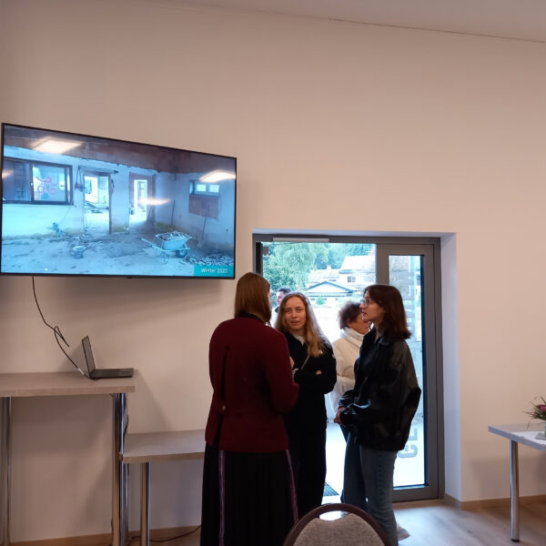 Der Generationentreff Schwarzenau zeigt eindrucksvoll, wie aus einem leerstehenden Gebäude durch Mitwirkung, Ausdauer und gemeinschaftliches Engagement ein lebendiger Ort des Miteinanders entstehen kann – ein echtes Best-Practice-Projekt der Dorf- & Stadterneuerung.