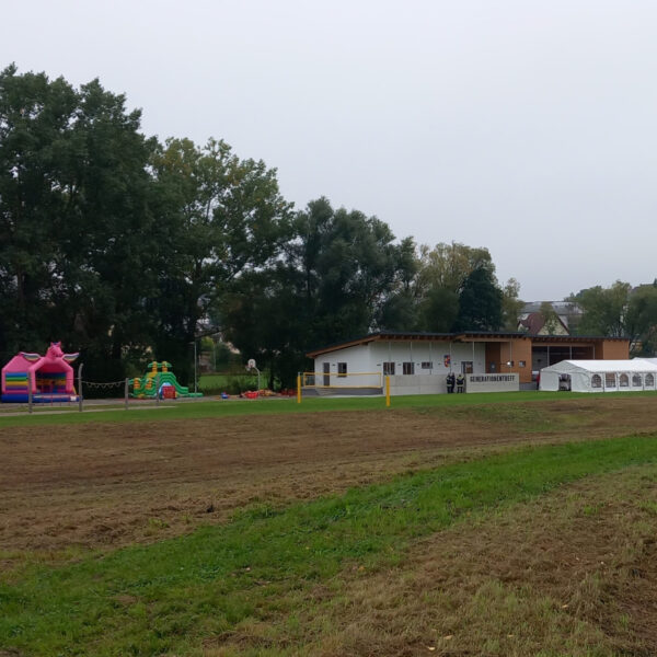 Der Generationentreff Schwarzenau zeigt eindrucksvoll, wie aus einem leerstehenden Gebäude durch Mitwirkung, Ausdauer und gemeinschaftliches Engagement ein lebendiger Ort des Miteinanders entstehen kann – ein echtes Best-Practice-Projekt der Dorf- & Stadterneuerung.