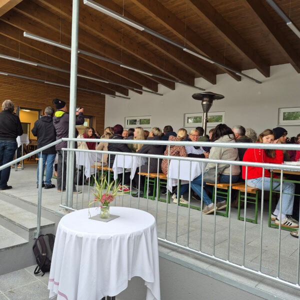 Der Generationentreff Schwarzenau zeigt eindrucksvoll, wie aus einem leerstehenden Gebäude durch Mitwirkung, Ausdauer und gemeinschaftliches Engagement ein lebendiger Ort des Miteinanders entstehen kann – ein echtes Best-Practice-Projekt der Dorf- & Stadterneuerung.