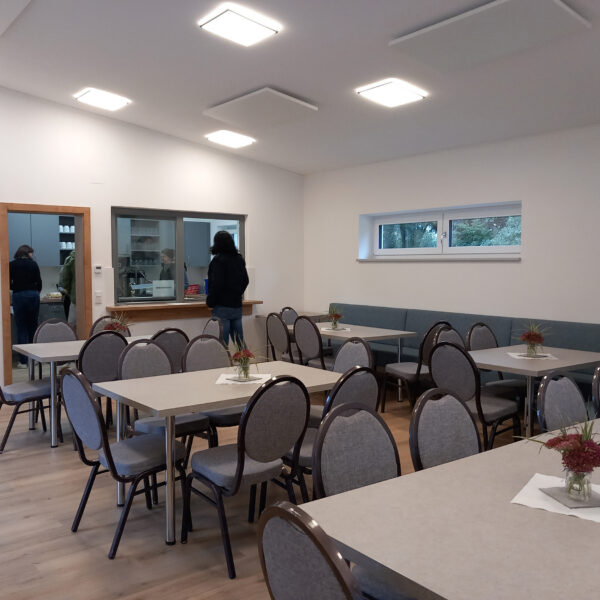 Der Generationentreff Schwarzenau zeigt eindrucksvoll, wie aus einem leerstehenden Gebäude durch Mitwirkung, Ausdauer und gemeinschaftliches Engagement ein lebendiger Ort des Miteinanders entstehen kann – ein echtes Best-Practice-Projekt der Dorf- & Stadterneuerung.