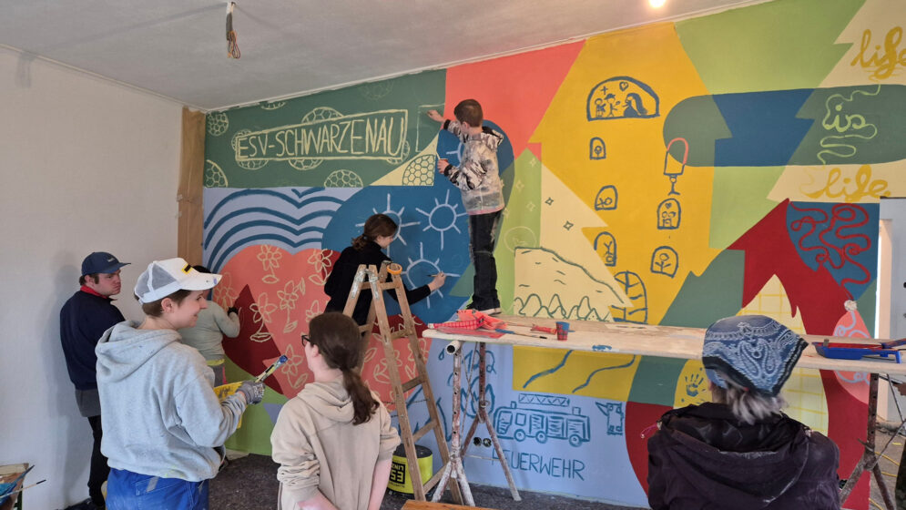 Der Generationentreff Schwarzenau zeigt eindrucksvoll, wie aus einem leerstehenden Gebäude durch Mitwirkung, Ausdauer und gemeinschaftliches Engagement ein lebendiger Ort des Miteinanders entstehen kann – ein echtes Best-Practice-Projekt der Dorf- & Stadterneuerung.