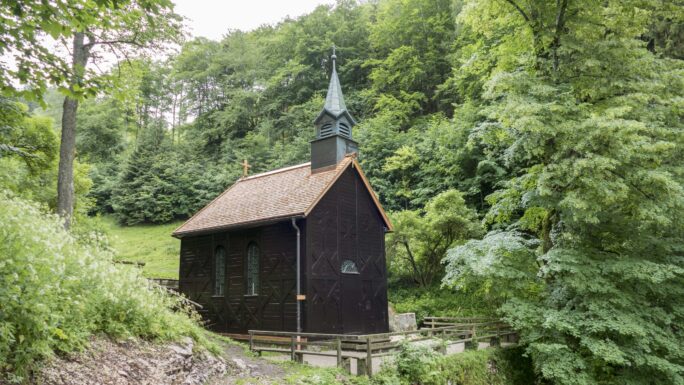 In den Jahren 1999 und 2022 musste die Kirche, wie auch schon in den Jahren 1926 und 1964, saniert werden.