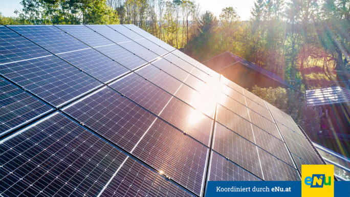 Sonnenkollektoren und Sonnenlichtreflexionen auf dem Dach vor blauem Himmelshintergrund. Konzept für saubere Energie.