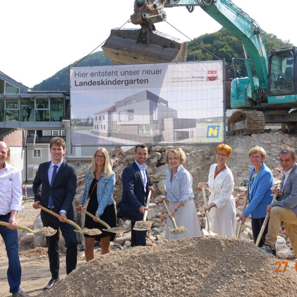 Beim kindergarten entschloss sich die Gemeinde bewusst zu m Neubau in der Ortsmitte.