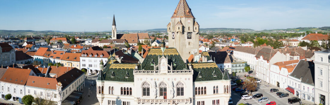 Korneuburg Hauptplatz und Rathaus. Zentrum der Bezirkshauptstadt im Weinviertel, Niederösterreich