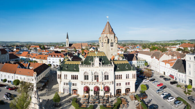 Korneuburg Hauptplatz und Rathaus. Zentrum der Bezirkshauptstadt im Weinviertel, Niederösterreich