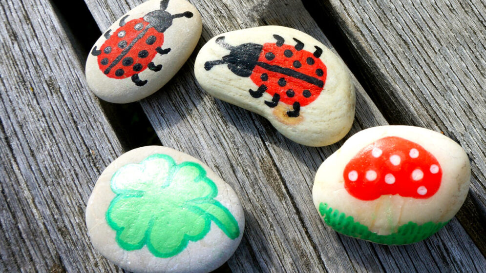 mit Kleeblatt, Fliegenpilz und Marienkäfer bemalte Steine