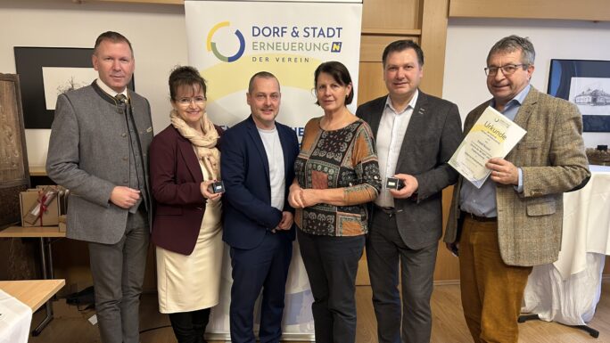 Obfrau Maria Forstner durfte die Silberne Ehrennadel des Vereins der NÖ Dorf- und Stadterneuerung an drei verdiente Vorstandsmitglieder überreichen.