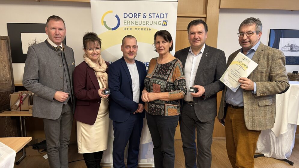 Obfrau Maria Forstner durfte die Silberne Ehrennadel des Vereins der NÖ Dorf- und Stadterneuerung an drei verdiente Vorstandsmitglieder überreichen.