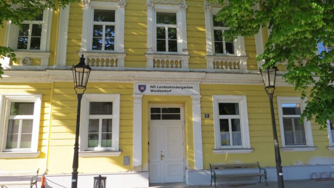 In Waidendorf wurde der leerstehende Teil der alten Schule zu einem Dorfhaus umgebaut.