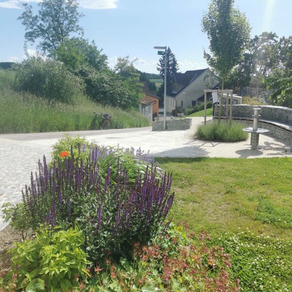 Auf Initiative der Dorferneuerung wurde der Platz mit Sitzinseln und Bründl gemeinsam geplant und belebt.