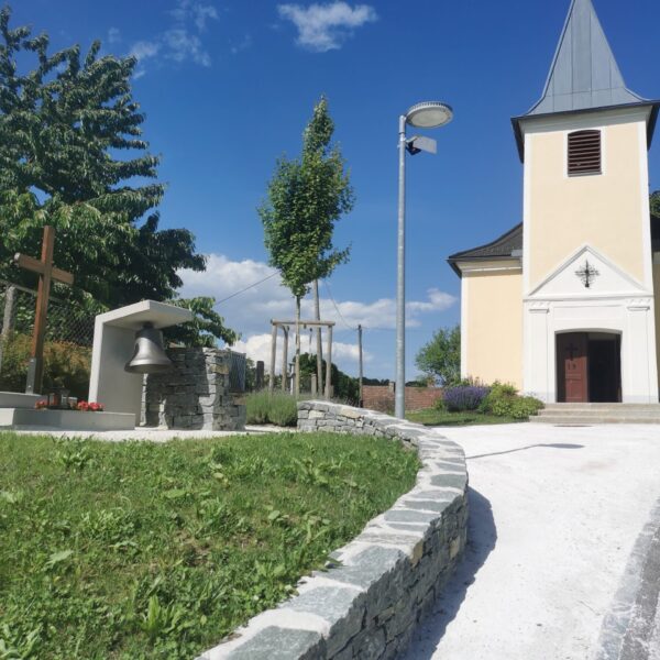 Auf Initiative der Dorferneuerung wurde der Platz mit Sitzinseln und Bründl gemeinsam geplant und belebt.