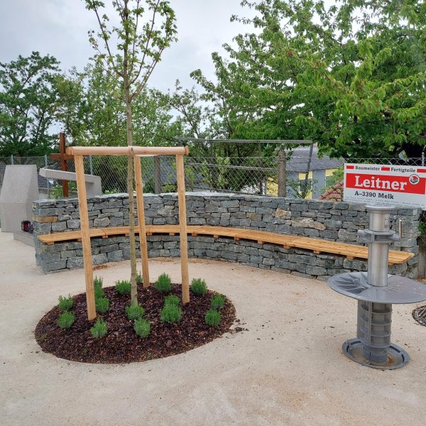 Auf Initiative der Dorferneuerung wurde der Platz mit Sitzinseln und Bründl gemeinsam geplant und belebt.