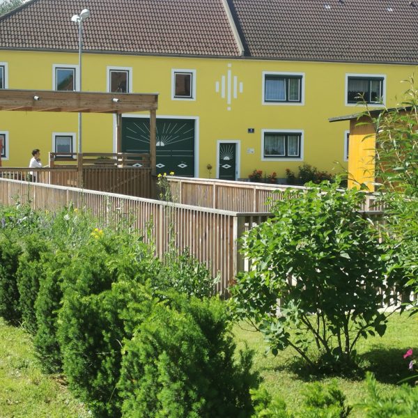 Auf Initiative der Dorferneuerung wurde der Platz mit Sitzinseln und Bründl gemeinsam geplant und belebt.