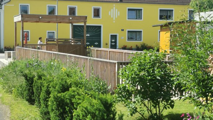 Auf Initiative der Dorferneuerung wurde der Platz mit Sitzinseln und Bründl gemeinsam geplant und belebt.