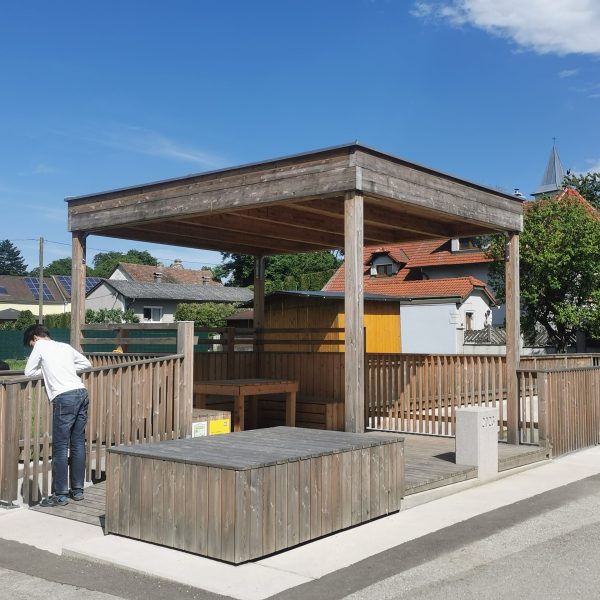 Auf Initiative der Dorferneuerung wurde der Platz mit Sitzinseln und Bründl gemeinsam geplant und belebt.