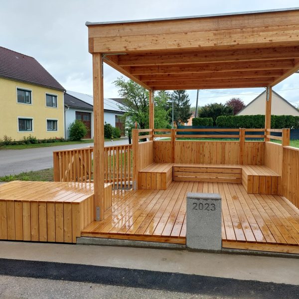 Auf Initiative der Dorferneuerung wurde der Platz mit Sitzinseln und Bründl gemeinsam geplant und belebt.