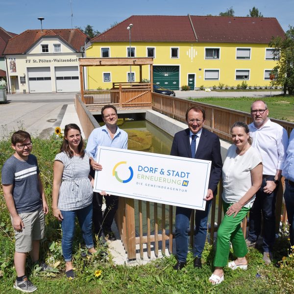 Auf Initiative der Dorferneuerung wurde der Platz mit Sitzinseln und Bründl gemeinsam geplant und belebt.