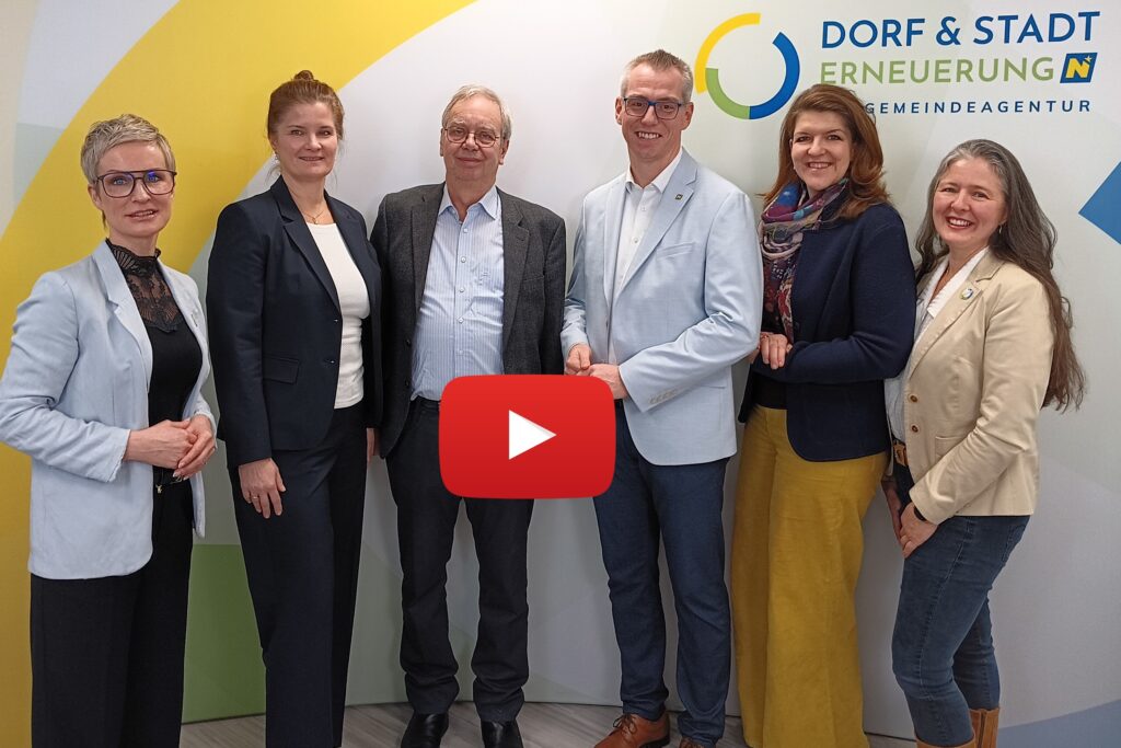 Moderatorin Barbara Ziegler, Dorf- & Stadterneuerung, Vizebürgermeisterin Simone Kuba und Obmann des Dorferneuerungsvereines Manfred Holzbach, Hennersdorf, Bürgermeister Johannes Heuras, St. Peterr in der au, Geschäftsführerin Elisabeth Wenzl, Familie und Beruf Management GmbH, Heidemarie Brandstetter, Leiterin familienfreundliche Gemeinde, Dorf- & Stadterneuerung