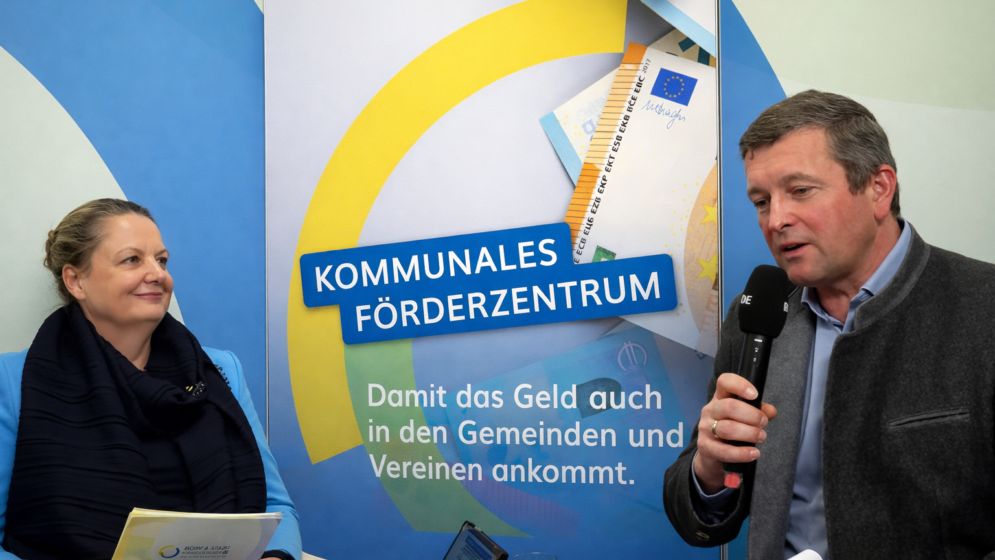 Karin Popp-Pichler, Leiterin Kommunales Förderzentrum NÖ, im Gespräch mit Bürgermeister Johannes Zuser, Hürm