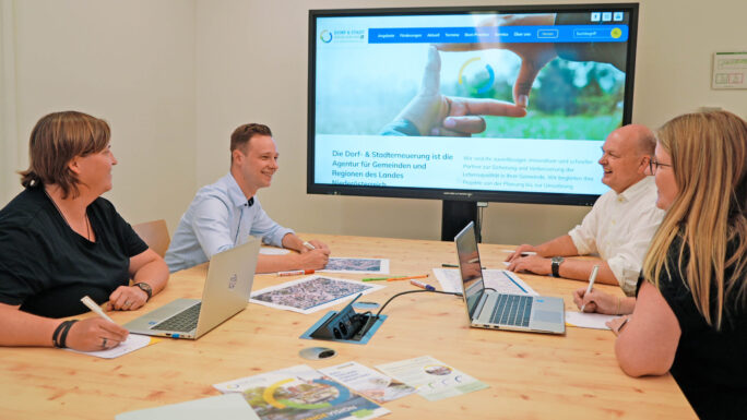Regionalberater Florian Kolbe und Regionsleiter Gerald Stradner im Gespräch mit zwei Gemeindevertreterinnen.