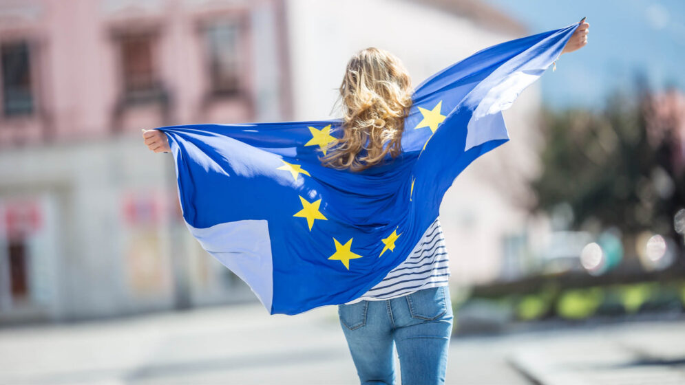 Frau mit EU Fahne