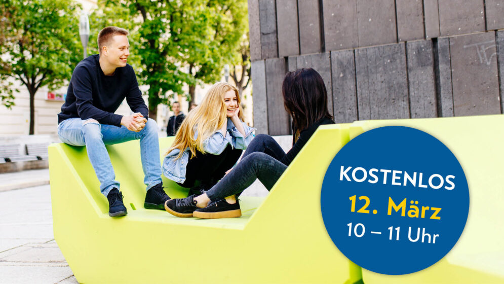 Drei junge Menschen unterhalten sich