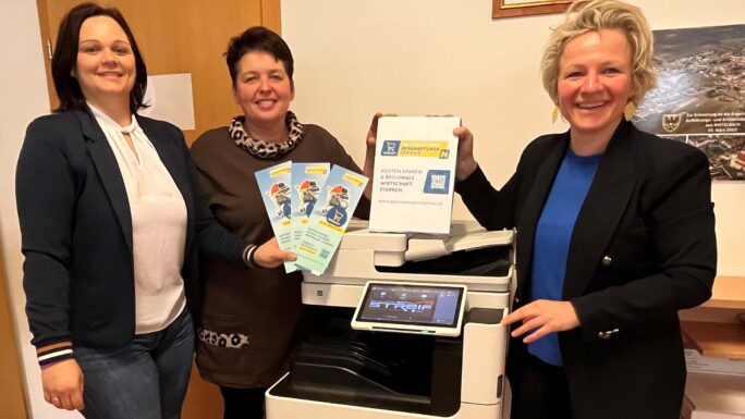 Amtsleiterin Nicole Schinnerl und Vizebürgermeisterin Annemarie Maurer mit Regina Bauer-Engelbrecht von der Dorf- & Stadterneuerung