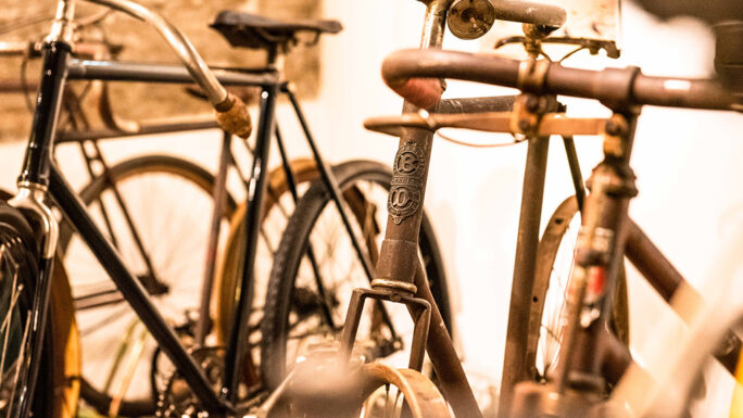 Am Foto sind historische Fahräder zu sehen, die im Fahrradmuseum Ybbs ausgestellt sind.