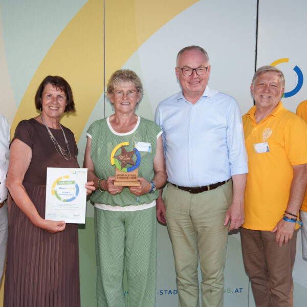 In Höflein wurden mehr als 100 Dorfheldinnen und Dorfhelden aus ganz Niederösterreich mit einer Trophäe ausgezeichnet.