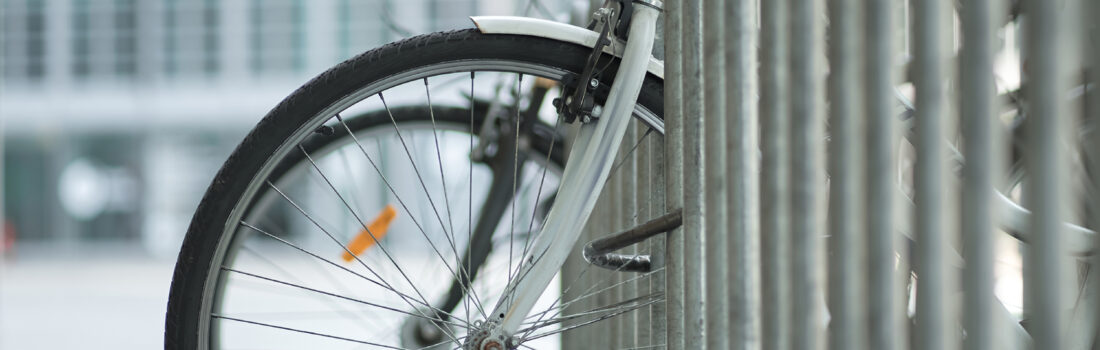 Fahradabstellanlage aus Eisenrohren auf einem öffentlichen Platz, zwei Fahrräder sind abgestellt