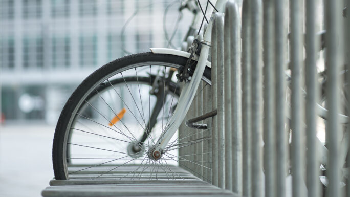 Fahradabstellanlage aus Eisenrohren auf einem öffentlichen Platz, zwei Fahrräder sind abgestellt